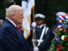 Trump depone una corona sulla tomba del Milite Ignoto e onora i caduti americani nel Memorial Day