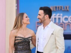 Jennifer Lopez esce con il co-protagonista di “Office Romance” Brett Goldstein?