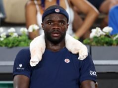 Frances Tiafoe e Jaime Faria separati dall’arbitro durante la partita del Roland-Garros