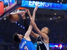 Il poster di Victor Wembanyama Slam schiaccia sul rivale Chet Holmgren nel gioco 7