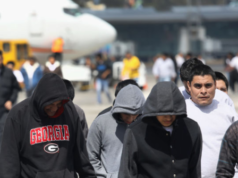 I giornali di sinistra sostengono che le deportazioni dell’ICE peggiorano il “riscaldamento globale”