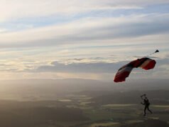 Collisione a mezz’aria porta alla morte di un paracadutista settantenne durante un salto di gruppo