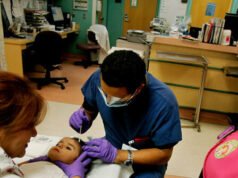 Gli Stati Blu iniziano a frenare l’assistenza sanitaria “gratuita” ai migranti