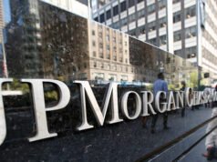 La dirigente donna di JPMorgan controbatte il suo accusatore #MeToo