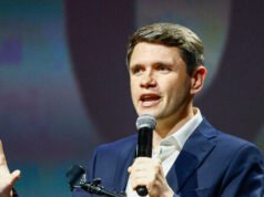 Il candidato senatore del Texas James Talarico sostiene il divieto della vendita di armi private