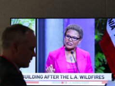 Karen Bass lancia una bomba atomica in un bizzarro errore freudiano durante il dibattito