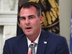 Il governatore dell’Oklahoma firma un disegno di legge che criminalizza la distribuzione di farmaci abortivi