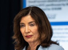 La governatrice di New York Kathy Hochul è stata trascinata dopo che il suo tentativo di deridere lo status di Trump come fan dei Knicks si è ritorto contro