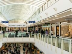 Adolescente lancia una sedia sulla ringhiera del centro commerciale, quasi schiacciando i clienti