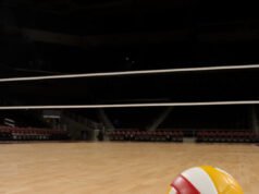 È stato rivelato che tre uomini giocavano a pallavolo in club femminili in apparente violazione della politica statunitense sulla pallavolo