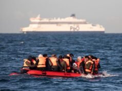 200.000 arrivi di piccole imbarcazioni si profilano nel Regno Unito che sta aumentando il livello di minaccia a “grave” a seguito del recente attacco terroristico