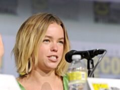 L’attrice di “Supergirl” continua a implodere mettendo in ridicolo i “papà cristiani”