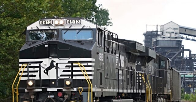 Norfolk-Southern-train-640x335.jpg