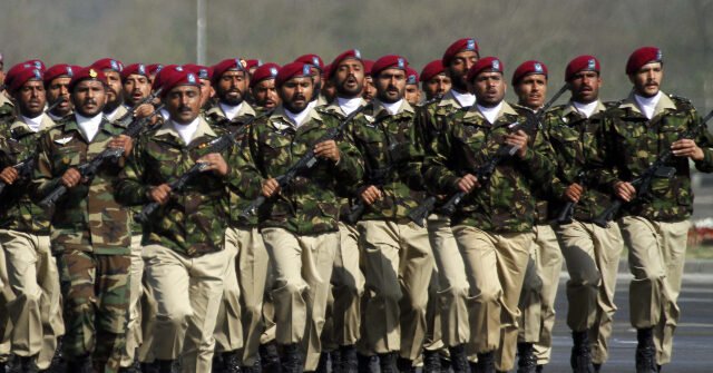 Pakistani-soldiers-march-640x335.jpg