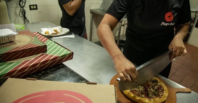 Pizza-Hut-kitchen-640x335.jpg