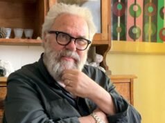 L’artista britannico difende lo spettacolo “Drawings Against Genocide” dopo la cancellazione