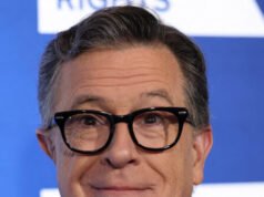 Stephen Colbert esce dal palco da sinistra in un’orgia di auto-adorazione