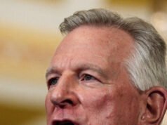 Tommy Tuberville sollecita la lingua inglese nelle scuole e nelle università