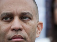 Hakeem Jeffries deriso per aver pubblicato un’immagine “bizzarra” di se stesso con indosso il cappello dei Knicks