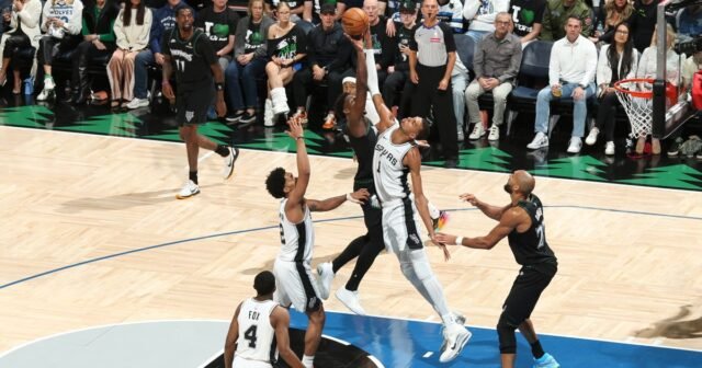 Wembanyama spinge gli Spurs a superare i T-Wolves mentre i Knicks battono i Sixers nei playoff NBA Wembanyama spinge gli Spurs a superare i T-Wolves mentre i Knicks battono i Sixers nei playoff NBA
