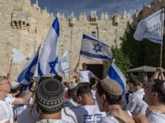 “Possa il tuo villaggio bruciare”: la marcia della bandiera israeliana ritorna a Gerusalemme est