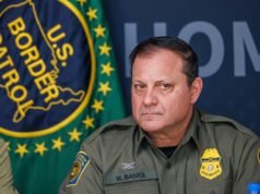 Il capo della polizia di frontiera Mike Banks si dimette nell’ultimo riassetto dell’immigrazione di Trump