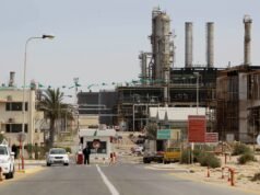 La più grande raffineria di petrolio della Libia interrompe le operazioni durante i combattimenti