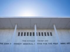 Trump promette di ritirarsi dal Kennedy Center dopo che la corte avrà cancellato il suo nome