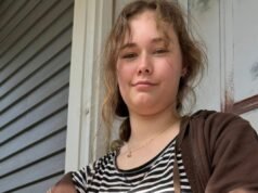 Un liceale di New York in procinto di diplomarsi è stato pugnalato a morte meno di un’ora dopo l’ultima chiamata con il padre che non conosceva