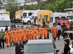 Almeno 82 persone sono morte dopo che una massiccia esplosione di gas ha devastato una miniera di carbone in Cina