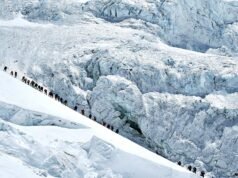 Numero record di alpinisti in vetta al Monte Everest dal versante nepalese nonostante le preoccupazioni per il sovraffollamento