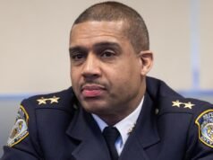 Il vice capo della polizia di New York avrebbe sparato un colpo vagante durante un alterco fuori servizio con il fidanzato della figlia: fonti