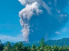 Almeno 3 escursionisti sono rimasti uccisi dall’eruzione del vulcano su una remota isola indonesiana