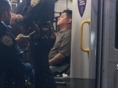 Un dado con la faccia tatuata e la coda di cavallo taglia il straphanger di New York: poliziotti
