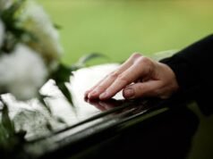 Cara Abby: il defunto marito della mia amica aveva una relazione e la sua amante si è presentata al funerale con suo figlio