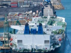 Gli Stati Uniti diventano il più grande produttore di petrolio del mondo durante la crisi dello Stretto di Hormuz