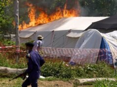 Un centro di cura per l’ebola è stato dato alle fiamme in Congo dopo che i residenti si sono scontrati con le autorità per il corpo della vittima