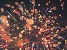 Un uomo del New Jersey presumibilmente accende fuochi d’artificio come diversivo in un furto di gioielli