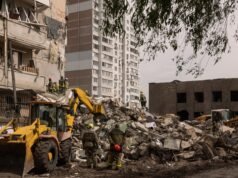 Zelenskyj promette una risposta dopo l’attacco russo che uccide 24 persone a Kiev