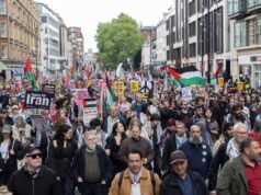 Decine di migliaia marciano a Londra per proteste di estrema destra e filo-palestinesi