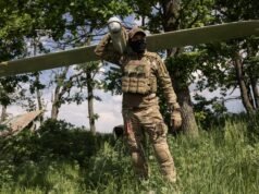 Gli attacchi di droni ucraini hanno colpito diversi obiettivi russi, inclusa la raffineria