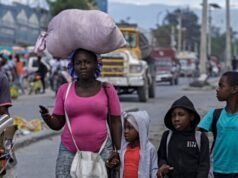 Centinaia di persone fuggono dalla capitale di Haiti, gli ospedali vengono chiusi a causa dell’ondata di violenza tra bande