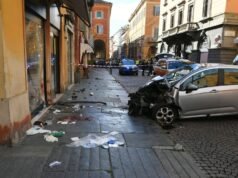 Quattro persone in lotta per la vita dopo che un conducente ha investito dei pedoni in Italia