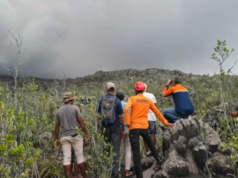 Tre morti, altri intrappolati dopo l’eruzione del vulcano in Indonesia