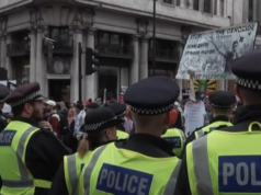 Città di milioni di persone in tensione mentre le proteste rivali prendono il sopravvento nelle strade