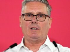 Il primo ministro britannico Keir Starmer lotta per mantenere il posto