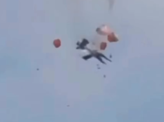 Aerei da combattimento si scontrano a mezz’aria durante lo spettacolo dell’aeronautica americana