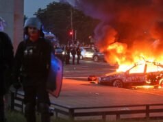 Centinaia di persone sono state arrestate mentre negozi e auto bruciavano durante i festeggiamenti sfrenati del calcio