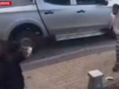 Uomo investito due volte da un’auto durante una presunta rissa selvaggia sul marciapiede di Melbourne, ripreso dalle telecamere a circuito chiuso