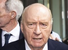 L’avvocato di Alan Jones attacca i mandati di perquisizione “cattivi” per abusi sessuali
